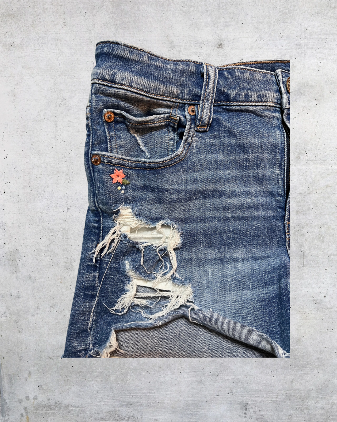 American Eagle Ripped Denim Cutoffs – Size 6