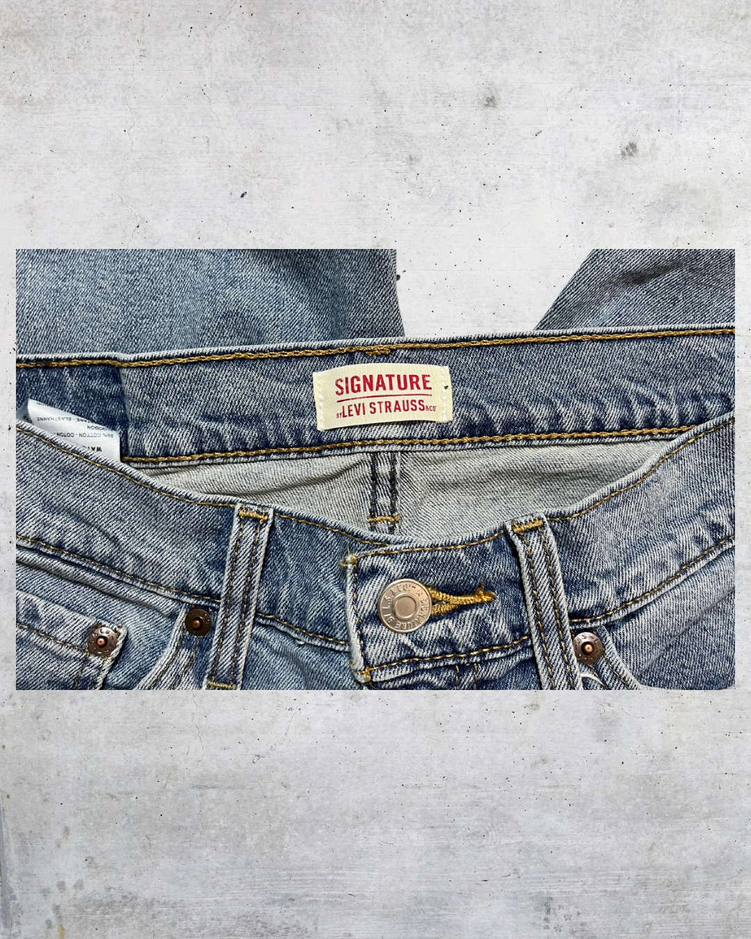 Levi’s Signature Distressed Denim Shorts - Size 28