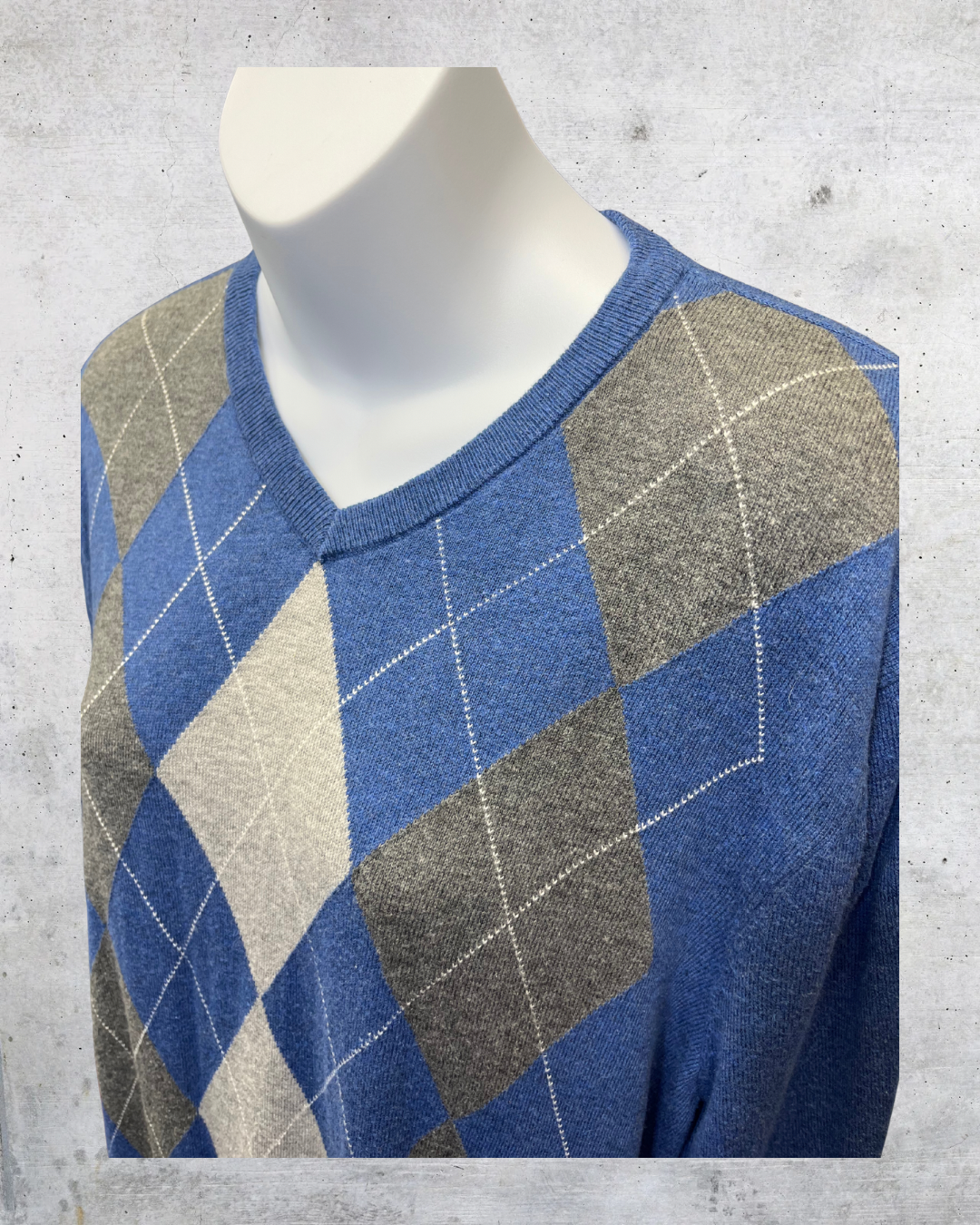 Croft & Barrow Blue Argyle V-Neck Sweater - Large