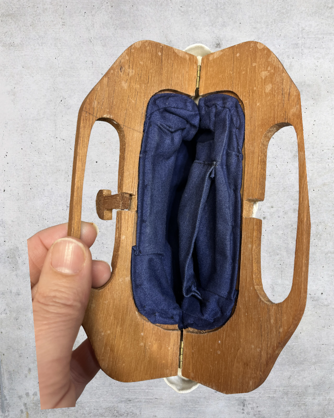 Vintage 70s White Embroidered Wood Handle Clutch